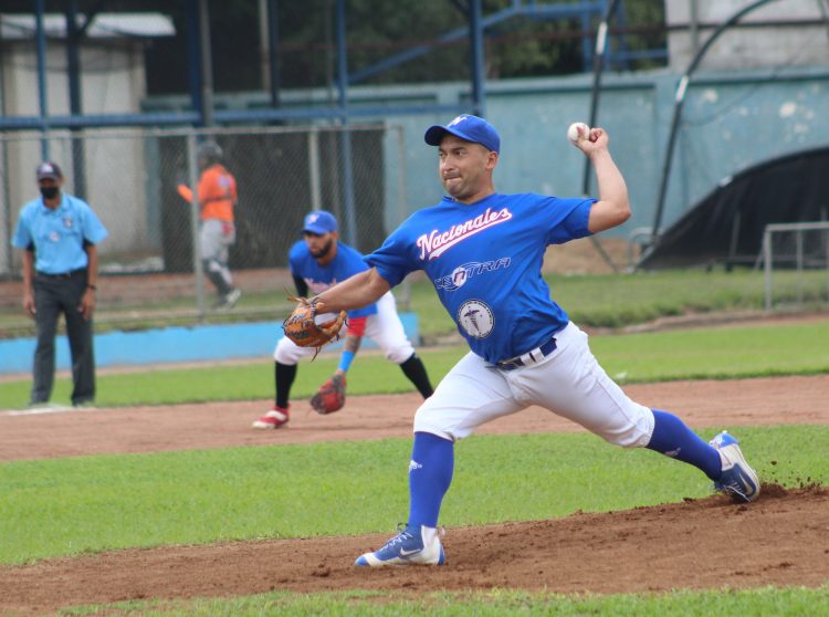 Nelson Alfaro, fue el lanzador de los Nacionales, quien se llevó la victoria ante los Halcones. Foto FEDEBEIS
