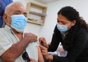 El Salvador inició con la aplicación de la cuarta dosis contra la COVID-19 en diferentes puntos del país