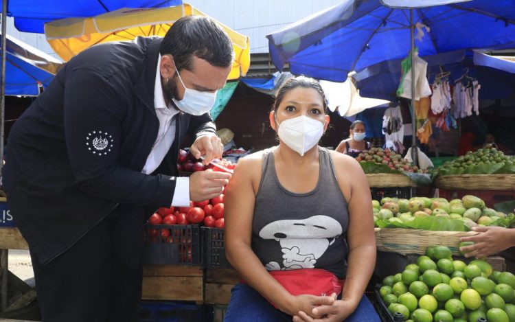El ministro Alabi aplica la vacuna contra la COVID-19 a comerciantes del municipio de Santa Tecla. Foto: Lester HernándezEl ministro Alabi aplica la vacuna contra la COVID-19 a comerciantes del municipio de Santa Tecla. Foto: Lester Hernández