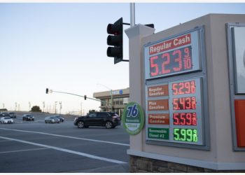 Precio promedio nacional de gasolina en EE. UU. alcanza nuevo récord