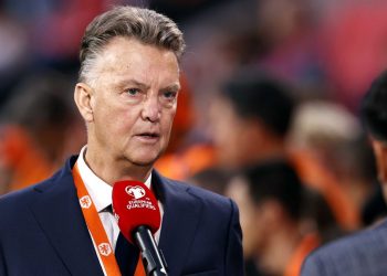 El seleccionador holandés Louis Van Gaal da positivo al covid-19