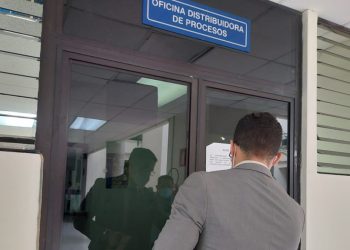 Representantes de dos empresas son acusados de evasión de impuestos