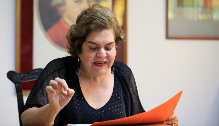 La voz de Aída Mancía ha estado presente por años en los actos protocolarios. Es una locutora de grandes ligas y hoy comparte un poema a la mujer. Foto: Edison González.