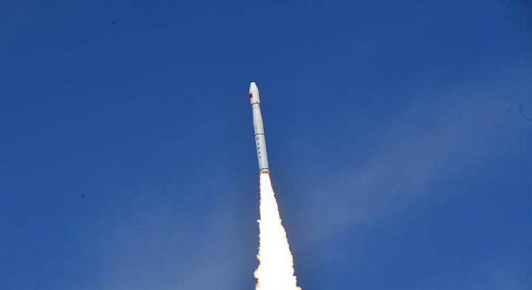 China lanza tres satélites al espacio