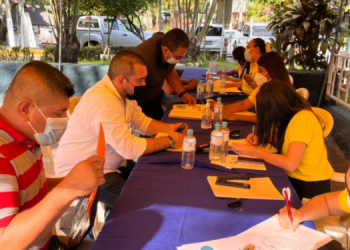 Salvadoreños se acercan a entrevistas que realizan autoridades para contratar a nuevos motoristas de unidades de transporte público