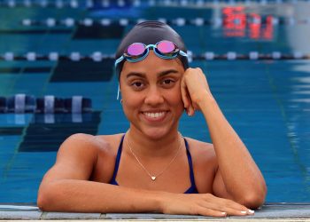 Salvadoreña Celina Márquez nombrada mejor nadadora del año en Florida