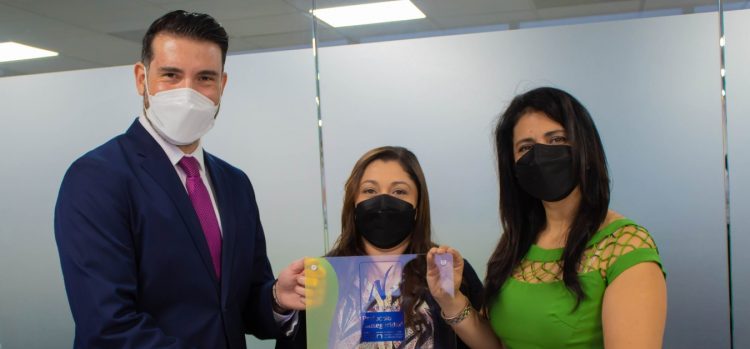 El viceministro de Economía, Mario Salazar, y la directora del OSN, Yanira Colindres, entregaron el sello a UBIQUITY BPO. Foto / Diario El Salvador.