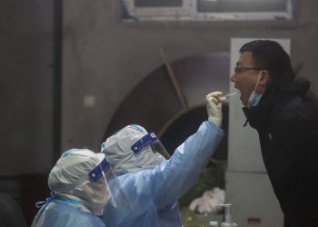 Millones de personas confinadas en China se enfrentan a un brote récord de casos en dos años