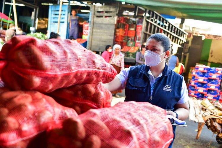Unos 20 productos de la canasta básica fueron eximidos de aranceles a partir de las 11 medidas económicas./Foto: Diario El Salvador.
