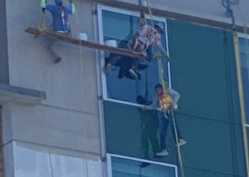 Ministro Rolando Castro investiga accidente que dejó a un trabajador colgado de un edificio en construcción en Antiguo Cuscatlán