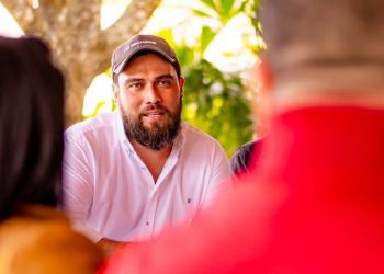 Alcalde de San Salvador sostiene diálogo con comerciantes de La Tiendona