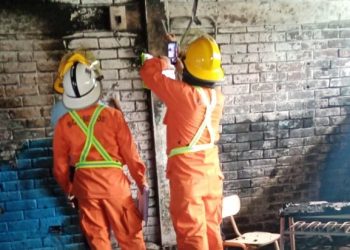 Bomberos controla incendio en centro escolar de Bosques del Río, en Soyapango