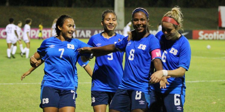 Festejo de las chicas de la selección femenina sub 20 de El Salvador, en el triunfo de 5-2 sobre República Dominicana. Foto Fesfut