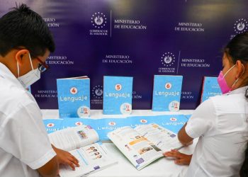 Ministerio de Educación inicia entrega de 1.5 millones de libros a estudiantes de educación básica y media