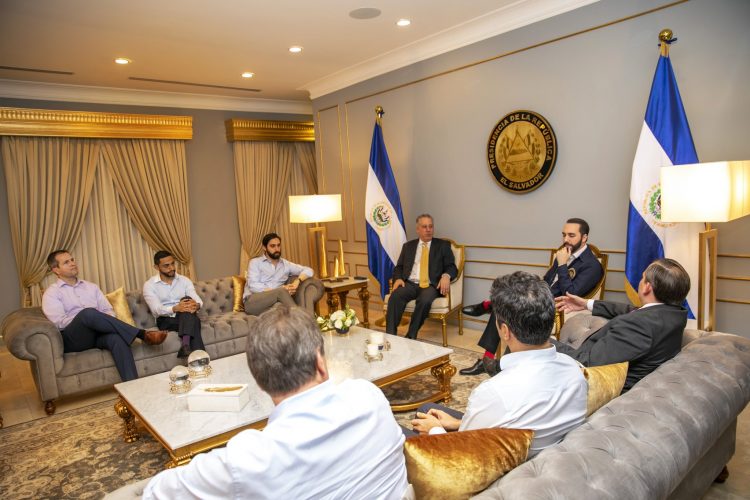Tras el anuncio de las 11 medidas de alivio económico, el presidente Bukele recibió a una delegación de acreedores internacionales./Foto: Diario El Salvador.