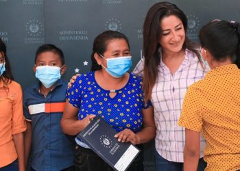 Ministerio de Vivienda entrega casas nuevas a 61 familias de escasos recursos en Ahuachapán