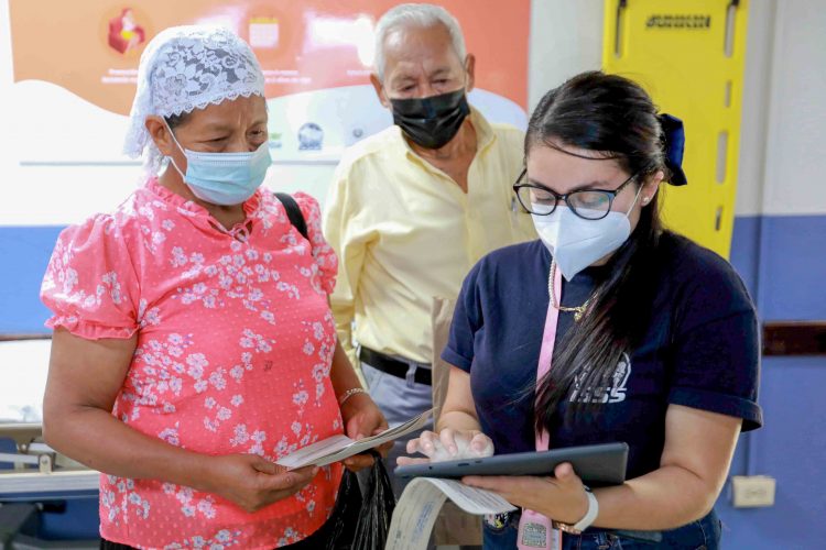 El uso de las nuevas tecnologías brinda rapidez al proceso en cada uno de los establecimientos. Foto: ISSS.