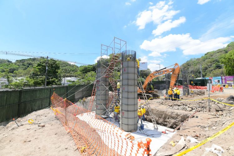 Construcción del paso a desnivel en el redondel Utila, La Libertad.