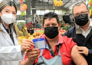 Ministerio de Salud realiza jornadas de vacunación en mercados de Merliot y San Jacinto