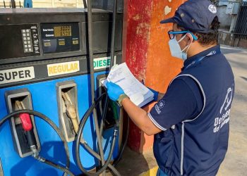 Defensoría detecta ocho gasolineras que cobraban el IVA