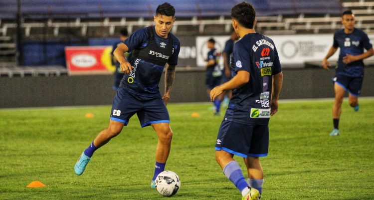 Bryan Tamacas maneja la pelota en el entreno de la Selecta en Kingston. Foto Fesfut
