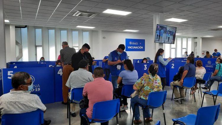 El megacentro es uno de los lugares principales donde acude la población a vacunarse. Foto: Boris Lozano.