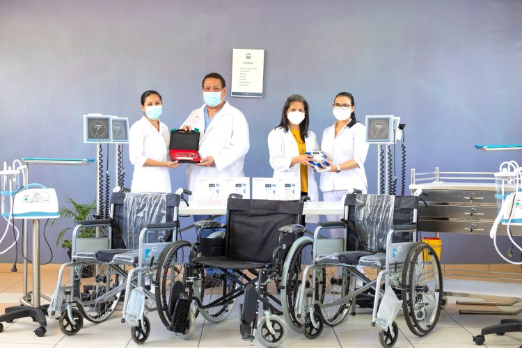 Entre los equipos entregados están sillas de ruedas, unidad ultrasónica de profilaxis odontológica, tensiómetros, doppler para monitoreo fetal, canapés, entre otros. Foto: ISSS.