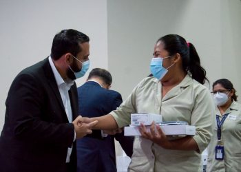 Ministerio de Salud entrega insumos médicos a promotores de salud