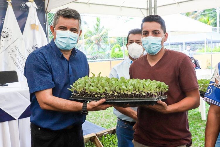 Las familias productoras recibieron el beneficio acompañadas por autoridades de Gobierno.