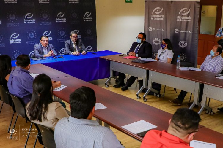 Las autoridades explicaron las 11 medidas a los importadores de alimentos./Foto: Diario El Salvador.
