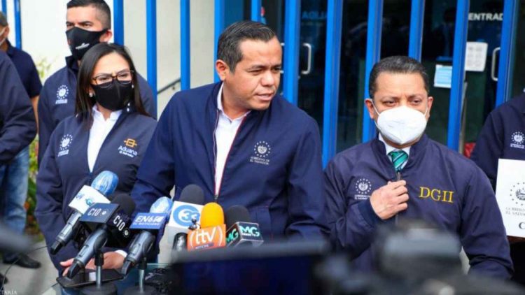 Fueron presentados en Fiscalía avisos por presunta evasión. Foto tomada de la Secretaría de Prensa de la Presidencia.