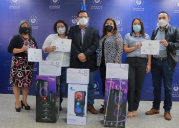 El ministro de Educación entregó diplomas a creadores de destacados murales