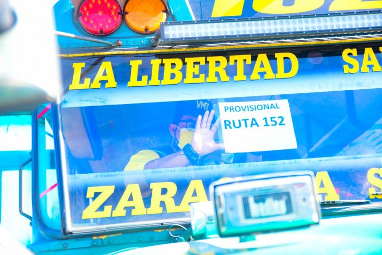 El cambio en las líneas de buses se debe a que dicha empresa incrementó el costo del pasaje, lo que afectó a muchos salvadoreños en los últimos días. Foto / Diario El Salvador.