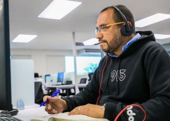 Presidente de ANDA apoya al equipo del centro de llamadas de la institución para atender personalmente a la población
