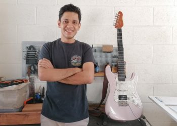 Salvadoreño lanza su propia marca de guitarras fabricadas a mano