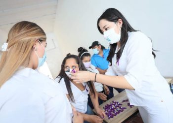 Mujeres en La Libertad preparan proyectos y obras