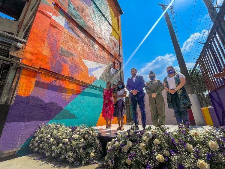 El mural que se inauguró hoy está ubicado en el barrio Lourdes, San Salvador.