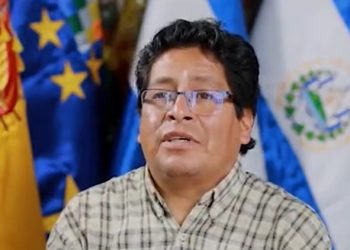Ramiario Irpa, artesano encargado de bordar la bandera de El Salvador para su entrada al CAF