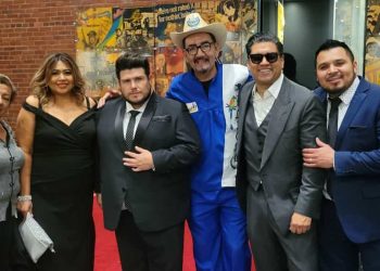 Las personalidades se lucieron en la alfombra roja de la miniserie «Las Pupusas»