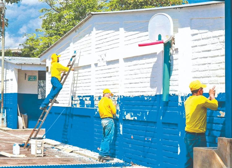 Mejoras. El Ministerio de Educación reparará paredes, techos, pisos y
hacer obras complementarias en 2,295 escuelas.