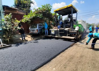 Dirección de Obras Municipales desarrolla bacheo y recarpeteo en la calle Capitán Guzmán, en Santa Ana