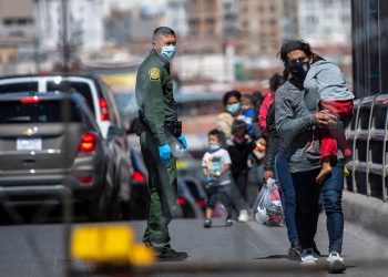 Senadores demócratas exigen eliminar Título 42
