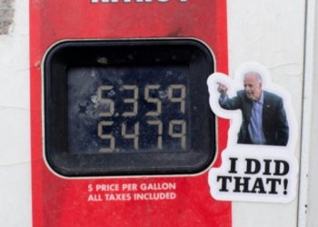 Colocan stickers de Biden en gasolineras ante descontento sobre manejo de la crisis de petróleo