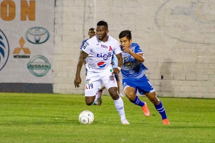 Franco Arizala en acción en el juego en el estadio Jorge Suárez Landaverde. Foto: Tigo Sports