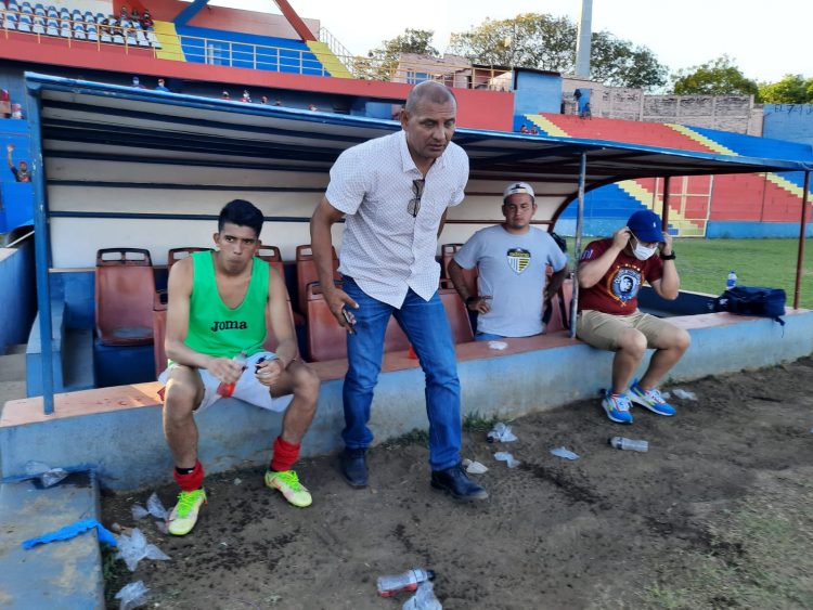 El entrenador de FAS, Jorge «Zarco» Rodríguez, sufrió en el banquillo durante el empate conseguido ante 11 Deportivo. Foto Santiago Leiva