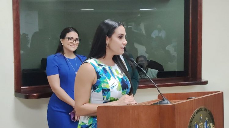 Diputada Lorena Fuentes al momento de entregar pieza de correspondencia.