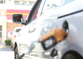 Salvadoreños aprueban medidas del Gobierno para bajar los precios del combustible