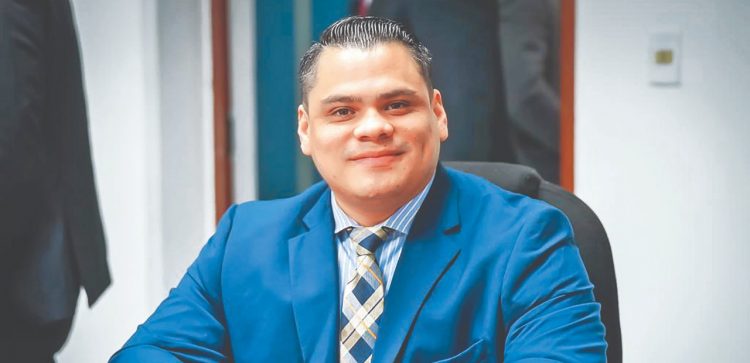 Encuentros. La bancada cian desarrolla importantes reuniones de
trabajo con los salvadoreños en el extranjero.