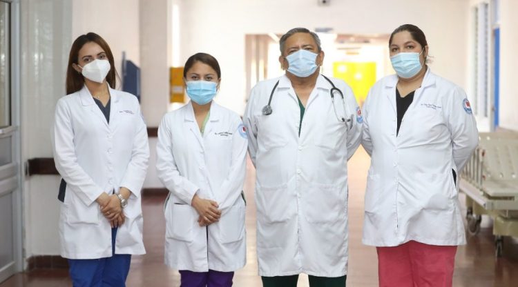 Equipo. El doctor Ticas y las tres residentes forman parte del personal que atiende a pacientes con algún padecimiento renal en las instalaciones del Hospital Zacamil. Foto: Sofía Mazariego.