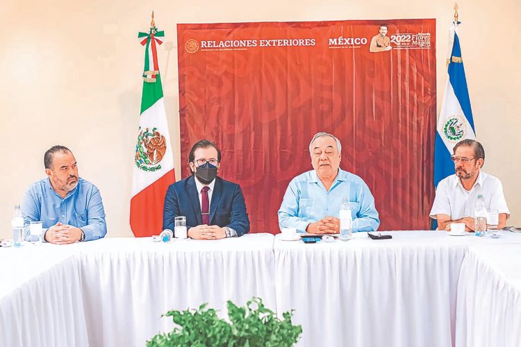Los diputados de la comisión de seguridad de la Asamblea
Legislativa compartieron con el embajador mexicano.
